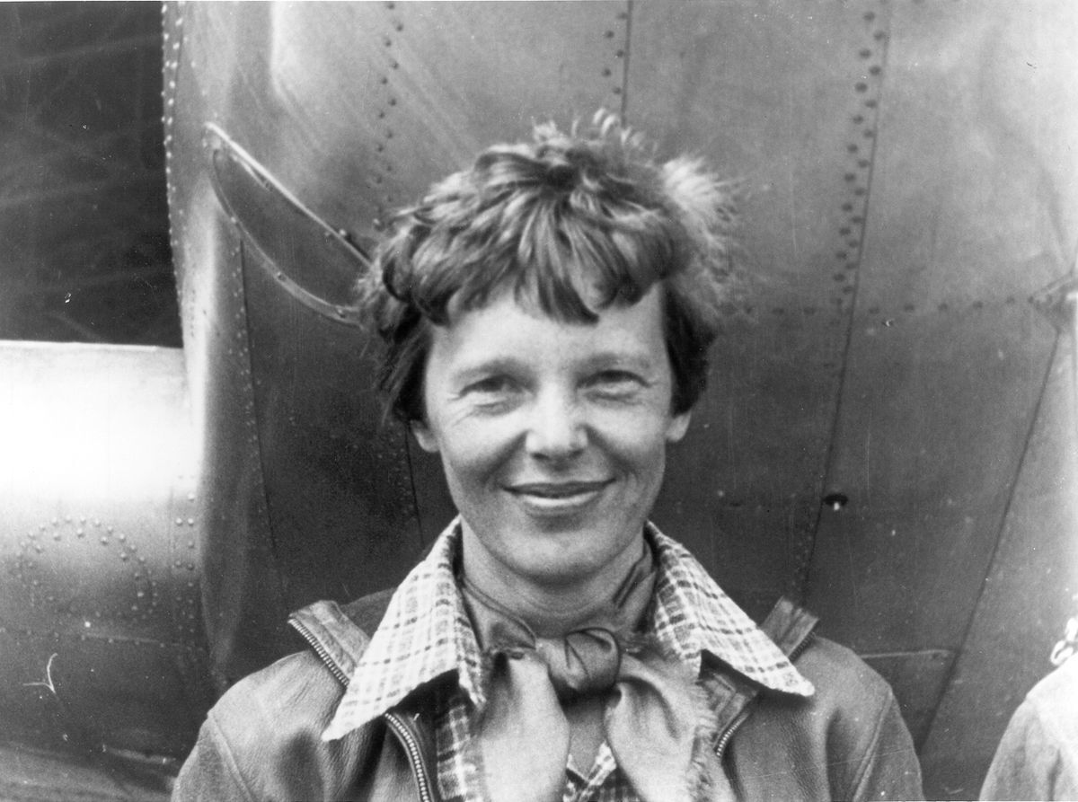 Amelia_Earhart_standing_under_nose_of_her_Lockheed_Model_10-E_Electra__small.jpg